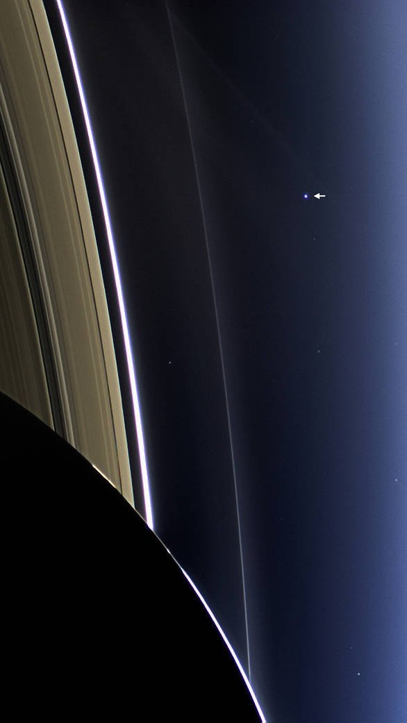 La sonda Cassini della NASA ci ha regalato senza dubbio alcune delle foto più belle dallo spazio, che a tratti sembrano uscite da film fantascientifici.

Ecco un thread🧵tra le foto più belle.

1. Pale Blue Dot!

Quelli siamo noi, a 1.3 miliardi di chilometri, visti da Saturno.
