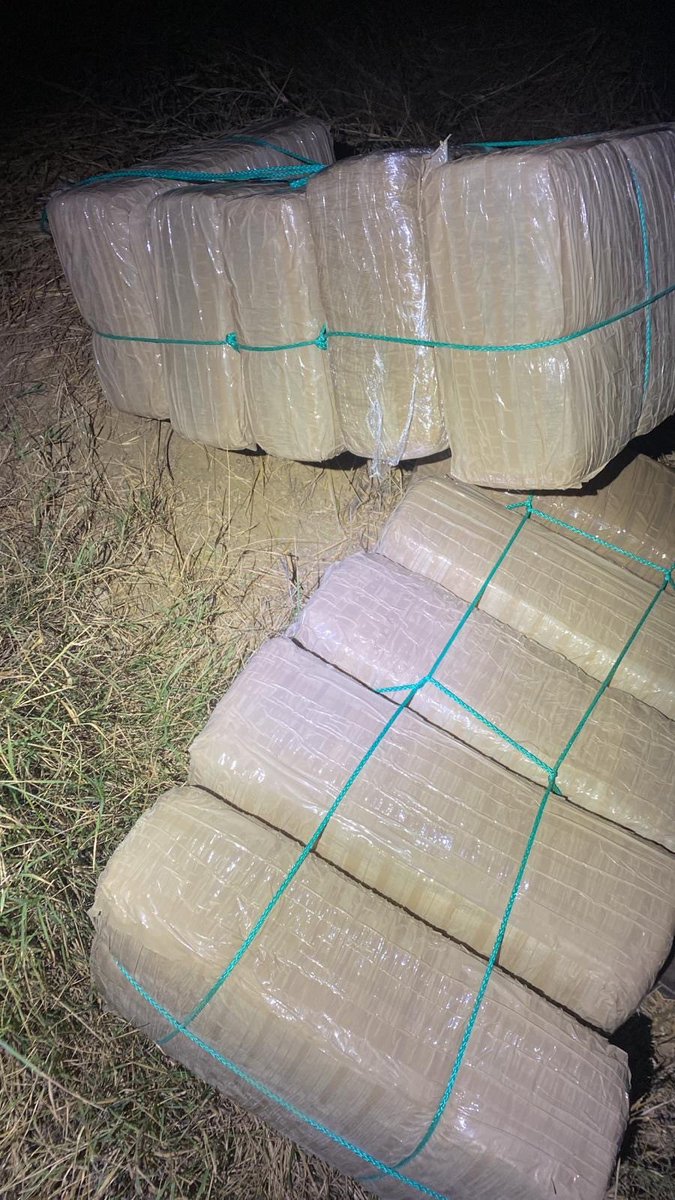 borderObserver's tweet photo. #STATUS 2024-Dec-02
Search Engine 39 Headlines for #Sun 1 Dec 2024
https://t.co/AmsbTNWLZo
#Photos @USBPChiefLRT 27 Nov
#USPB Zapata agents and the Sheriff’s Office stopped 15 bundles near an area where the bundles were offloaded. No #ESV given
https://t.co/9tJZ1OpeZw