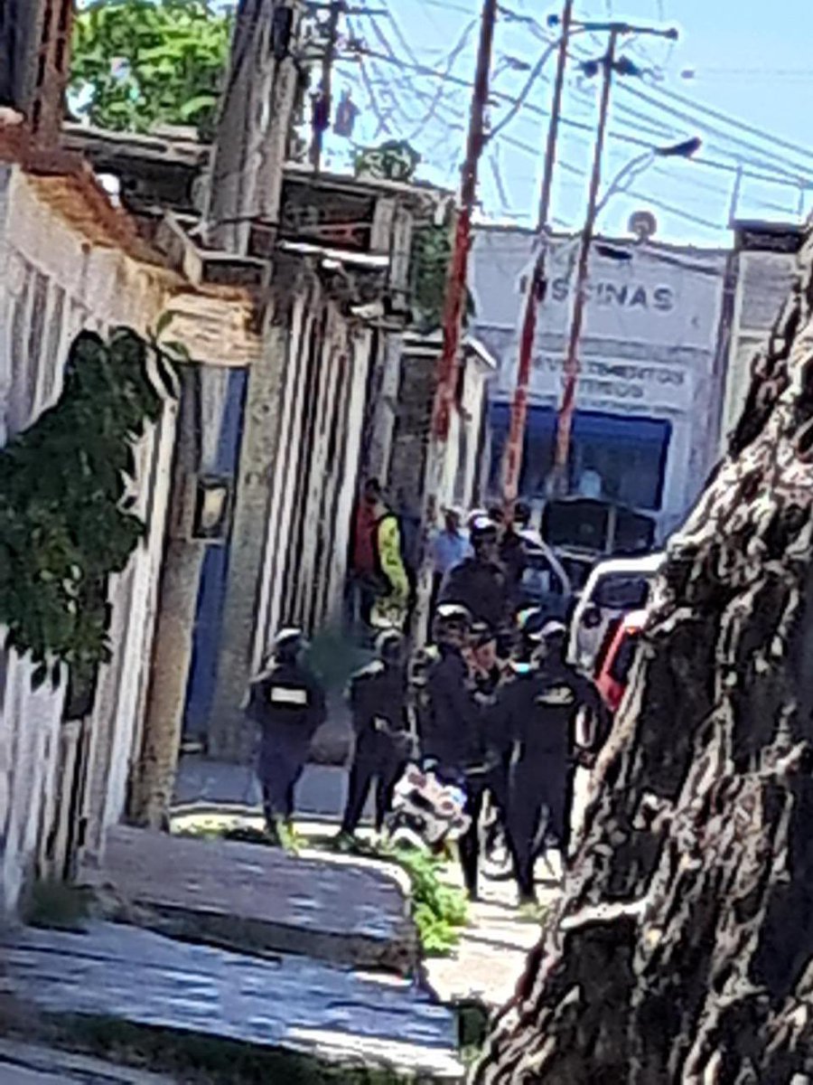 LeynysMalave's tweet photo. Cuerpos represivos del régimen en estos momentos asedian la casa de los padres del Ex Gobernador Alfredo Díaz https://t.co/wtHaMuYPrj