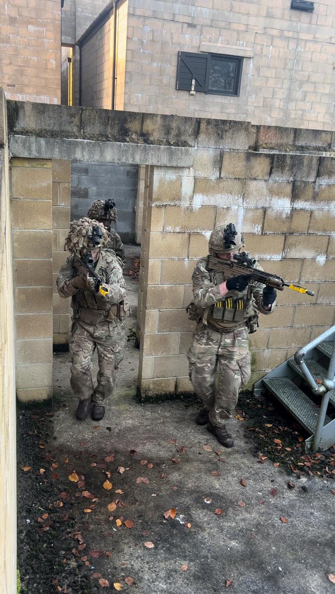 CO_5RIFLES's tweet photo. A Coy are currently deployed on Ex APPLE SAPPLING to develop their Armoured Infantry skill set whilst also honing their urban warfare tactics @RiflesRegiment @IBSBrecon @TheIronFist @3rdUKDivision #theriflesregiment #5Rifles #swiftandbold #armouredinfantry https://t.co/3E95JnUlQg