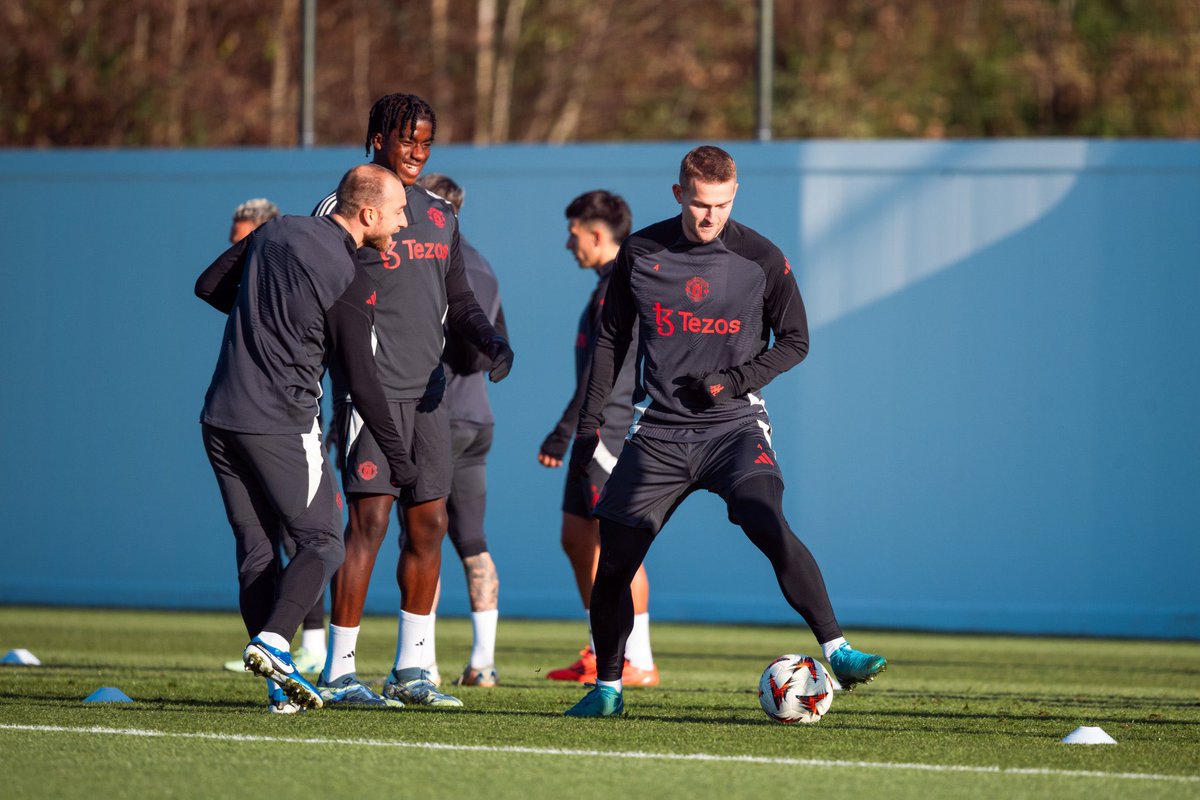 UnitedStandMUFC's tweet photo. MD-1 training ✅ https://t.co/FLGiw0GOBb