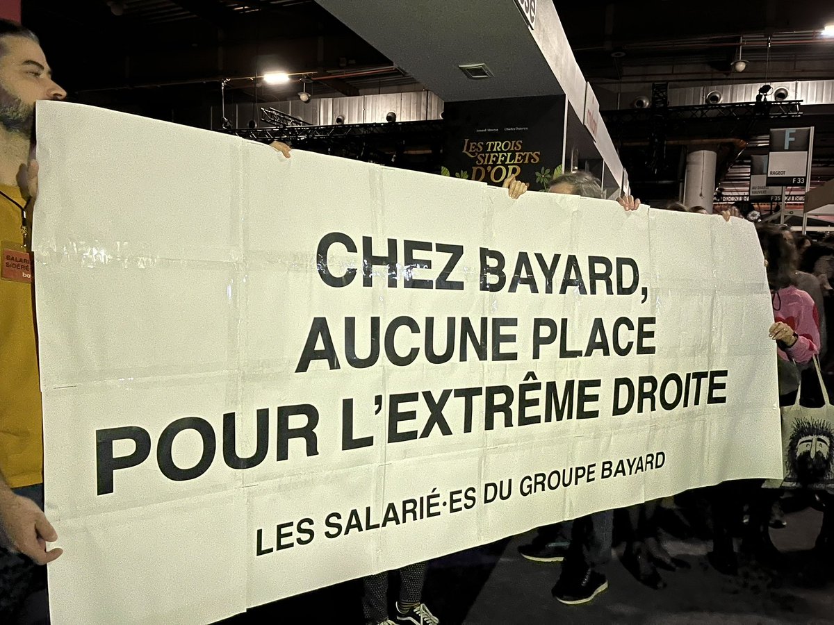 Au Salon du livre et de la presse jeunesse, une coupure de courant met fin à l’inauguration. Juste le temps d’avoir une pensée pour Bernadette Després et d’assister au mouvement des Salariés inquiets de Bayard #slpj #Salondulivreetdelapressejeunese #tomtometnana #Montreuil