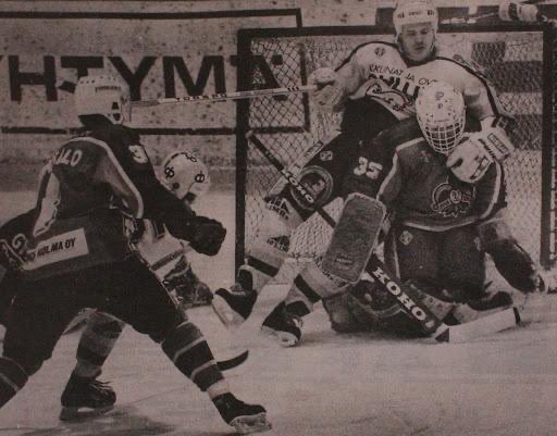 Näitä pelejä odotellessa. Jokerit tulee divarista. 1989. Nyt taitaa olla tuotakin kautta heikommat veskat? Hannu Roos ja Ari Timosaari alkukaudesta. Aika taas tuoda <a href="/Razor5Hole/">Daryl Reaugh</a> kaupunkiin? #kärpät