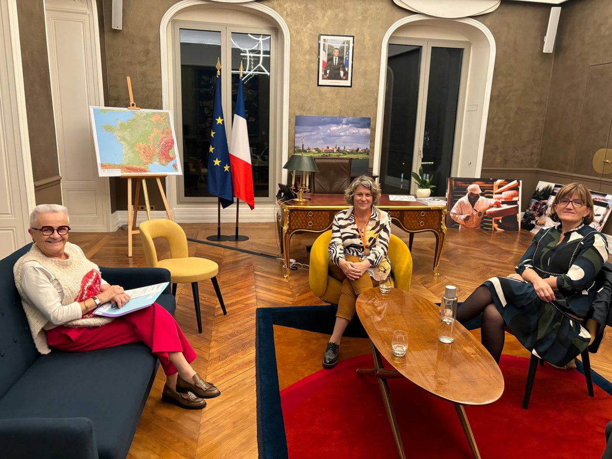 Rencontre avec la présidente du groupe <a href="/rdse_senat/">Sénateurs RDSE</a>, Maryse Carrere, et <a href="/GuylenePantel/">Guylène Pantel</a>, sénatrice de la Lozère, pour des échanges sur les enjeux de la ruralité, l’agenda législatif et les futurs textes.   
Medicobus, accès aux soins, compétence GEMAPI, proposition de loi sur le