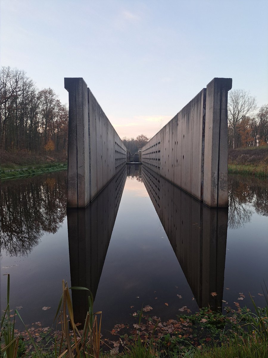 LCSEA's tweet image. Afgelopen twee dagen had ik het #Waterloopbos als werkplek. Gelukkig was er ook wat buitenruimte in t programma 💚🩵 Wat een mooie historische plek #natuurmonumenten