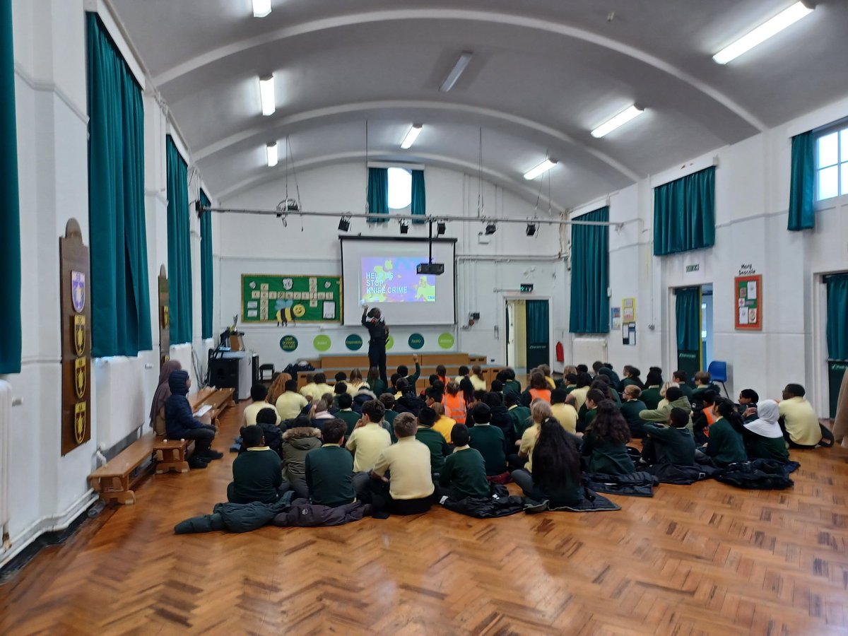MPSBarkDag's tweet photo. As part of making the police a friendly face for the community. Safer Schools Officer PC Goldust Afriyie 1283EA, gave presentations to year 4,5, and 6 at James Cambell Primary School on ; Gangs , Knife Crime and Crime and Consequence #moretrust #lesscrime #highstandards #lbbd https://t.co/idJquM8EYS