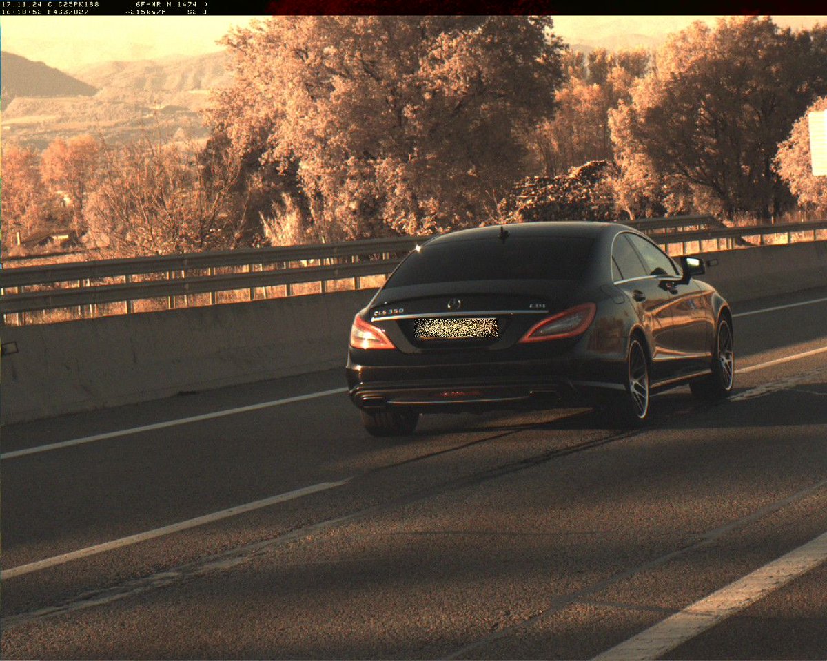 mossos's tweet image. Circulava a 215 km/h per la C-25 al seu pas per Calldetenes, en un tram limitat genèricament a 120 km/h

Posteriorment localitzem la conductora i li obrim diligències penals per conduir a una velocitat penalment punible

A la carretera, no te la juguis 
#SCT