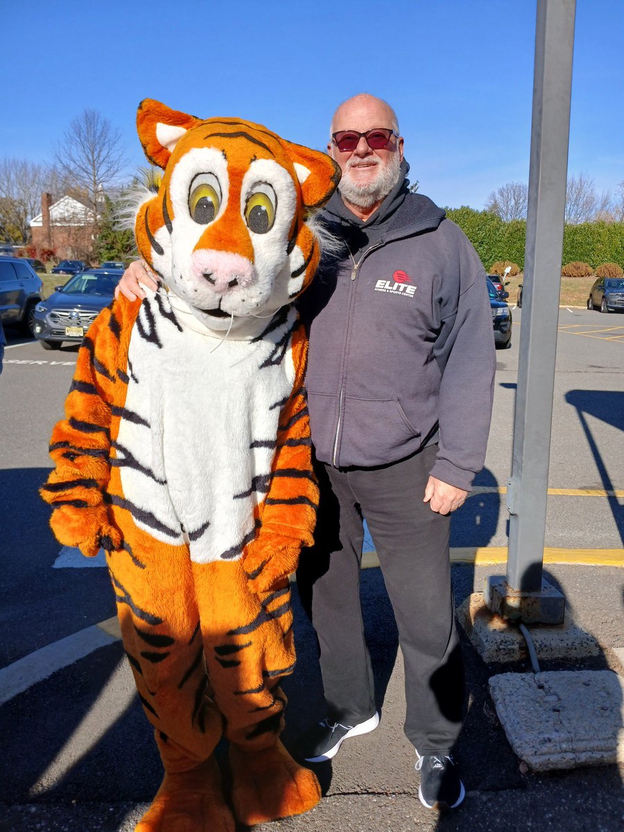 KellyWorster's tweet photo. @RockyTiger_FLC Cameron’s Pop made a new friend today! #believeinFLC https://t.co/uzGzBFJqq1