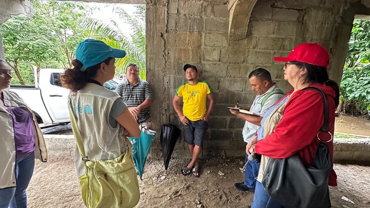 unicefhonduras's tweet photo. Con el fin de asegurar agua limpia a niñas, niños y familias afectadas por #Sara, #UNICEF continua su trabajo junto a @SaveChildrenHn, @ECHO_LatAm y la #RedHumanitaria proporcionando suministros de higiene y purificación del agua en hogares y albergues de #Atlántida, #Honduras https://t.co/BEmDQnODF9