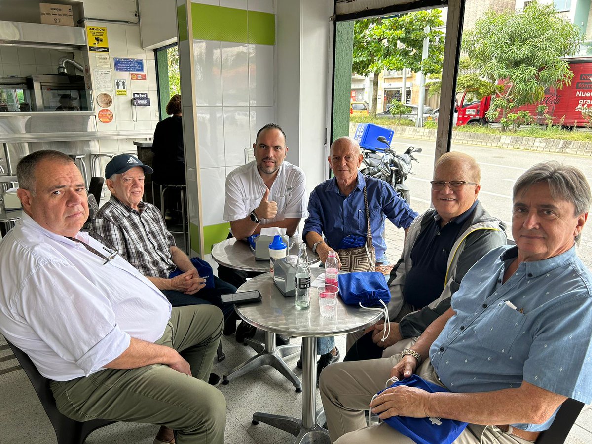 RADIOFICIONADOS UNIDOS creando lazos de amistad y camaraderia con personas que aman realmente la radio.