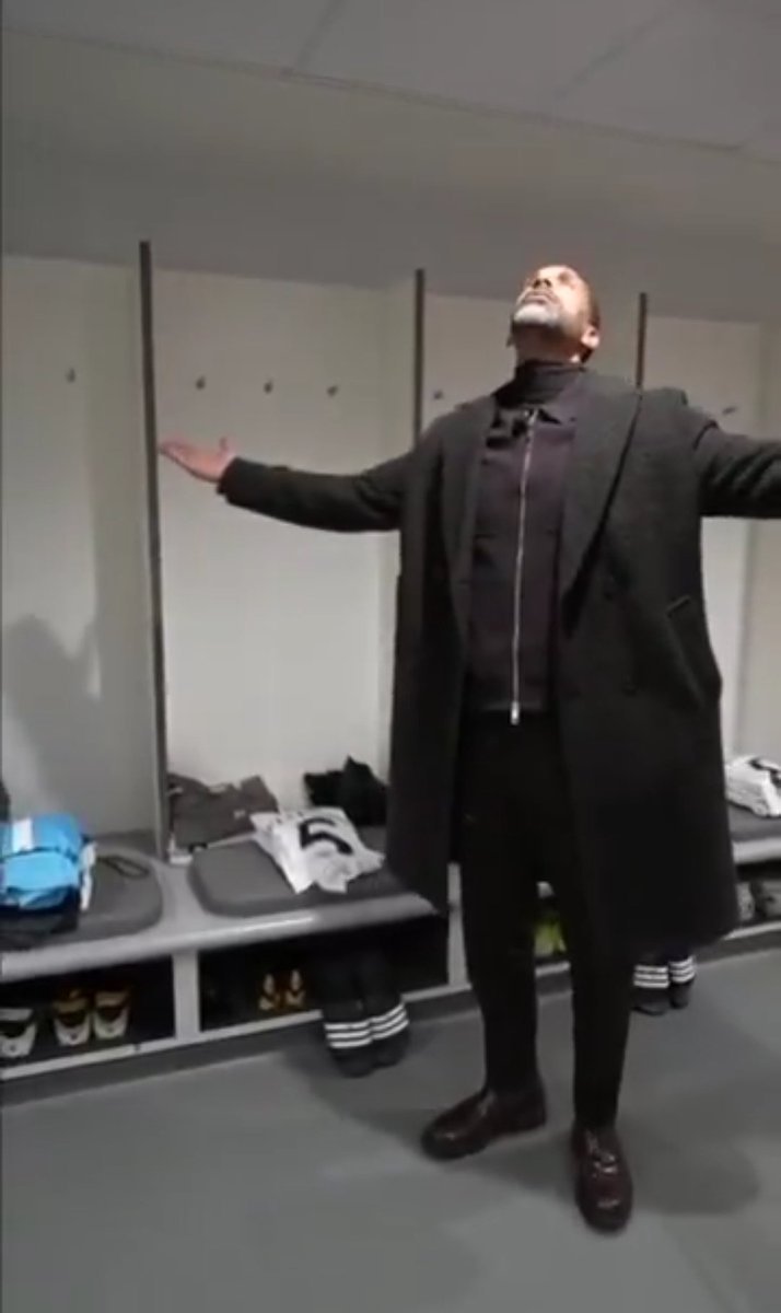 ريو فيرديناند داخل غرفة تبديل ملابس ريال مدريد و يقوم بإحتفالية بيلينجهام 🤍