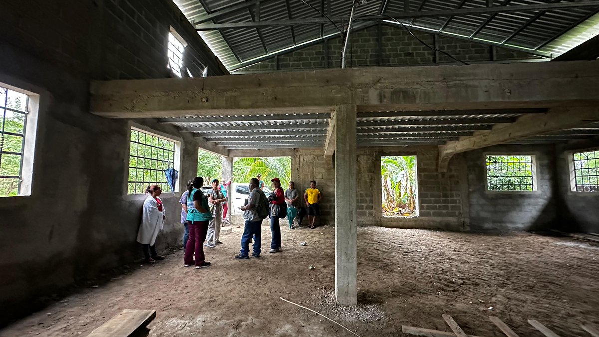 unicefhonduras's tweet photo. Con el fin de asegurar agua limpia a niñas, niños y familias afectadas por #Sara, #UNICEF continua su trabajo junto a @SaveChildrenHn, @ECHO_LatAm y la #RedHumanitaria proporcionando suministros de higiene y purificación del agua en hogares y albergues de #Atlántida, #Honduras https://t.co/BEmDQnODF9