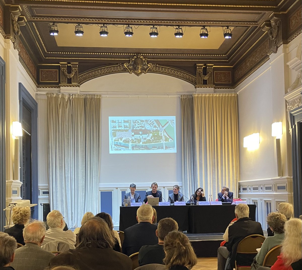 aurelien_veron's tweet photo. Présentation du projet #BasSmets des alentours de #NotreDame.
Bonne évolution dans l’ensemble. Dommage que le parvis se standardise et perde son pavage rappelant les constructions anciennes. https://t.co/ilq8pJHmYA