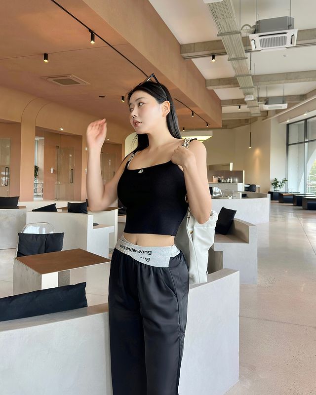 Black outfits for winter: because elegance never goes out of style. ✨🖤 
#WinterFashion #ChicAndWarm #AllBlackEverything