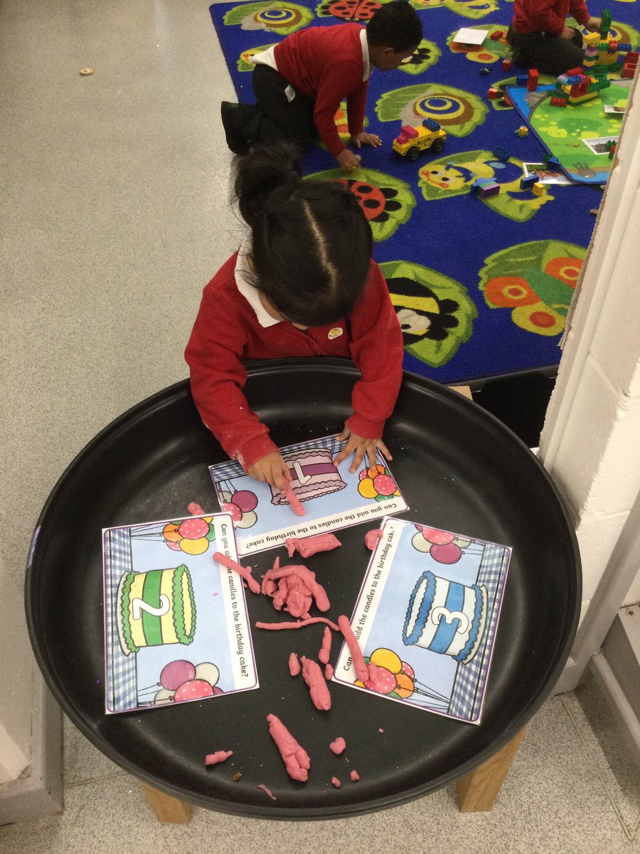 LeighPrimary's tweet photo. Nursery children have been fantastic at making candles out of play dough to place on the birthday cakes. They recognised the numbers and placed the correct number of candles on the cake. #maths #numberrecognition #playdoughfun #countingcandles #PD https://t.co/nhsKWRWoSK