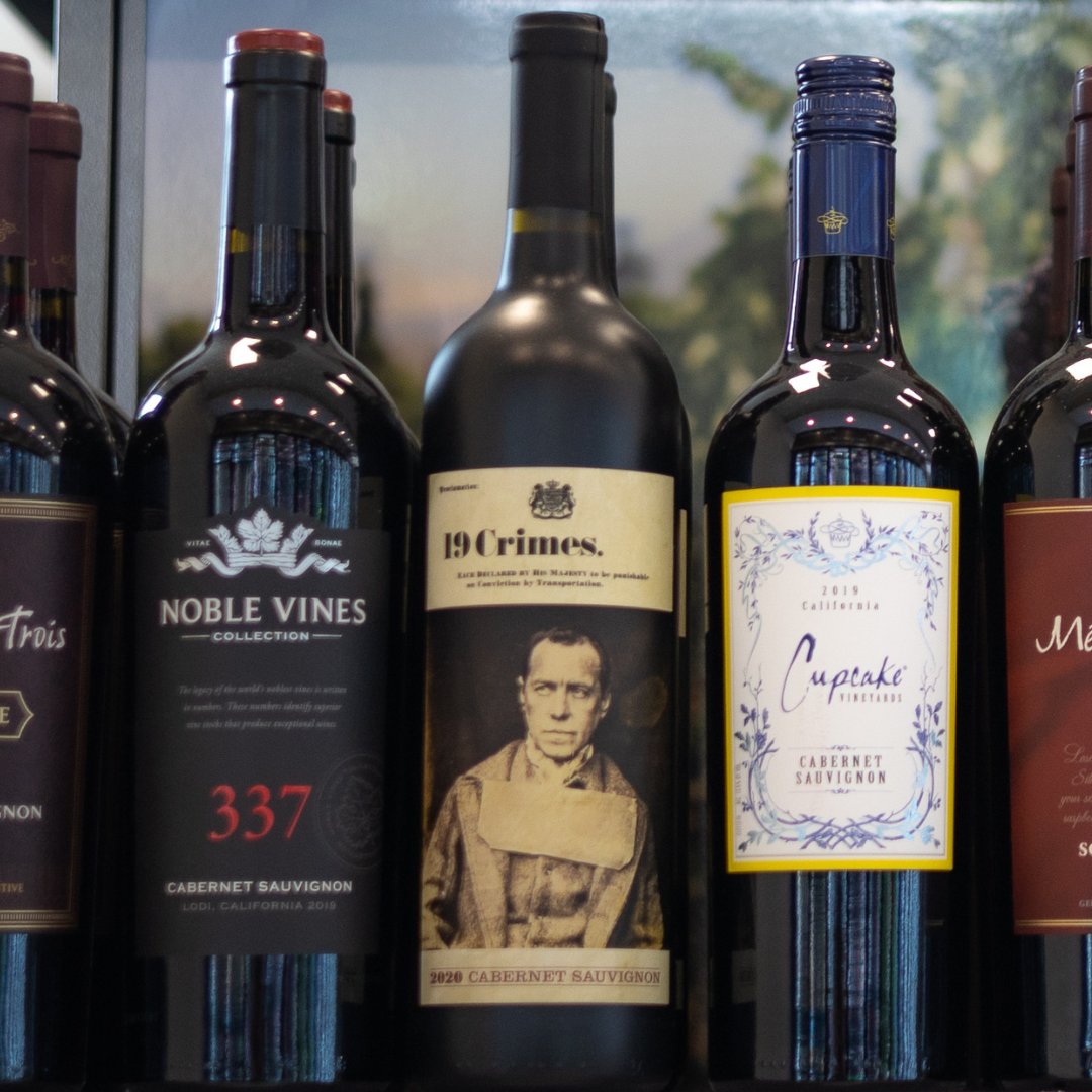 HomeRunMarkets's tweet image. Need a last-minute host gift? Swing by to snag a bottle of wine to show your gratitude this Thanksgiving! ✨