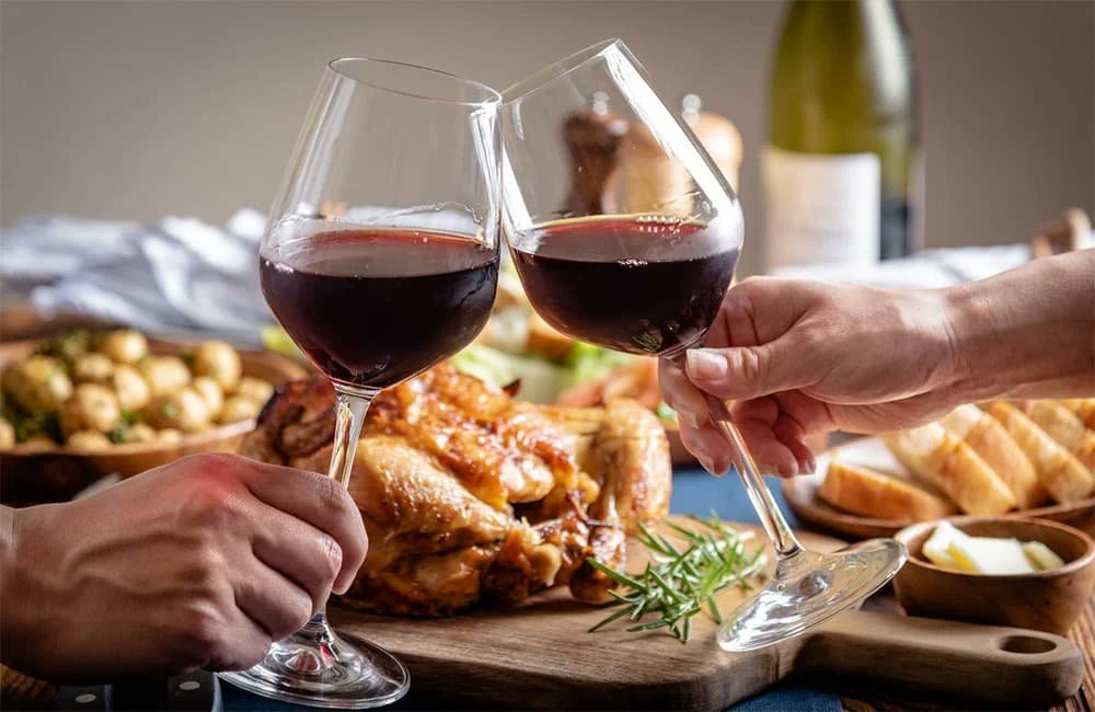 🍷 Our fellow Americans: what are you drinking with Thanksgiving this year?

(We've got some selection tips if you're still shopping: vinovest.co/blog/wine-with…)