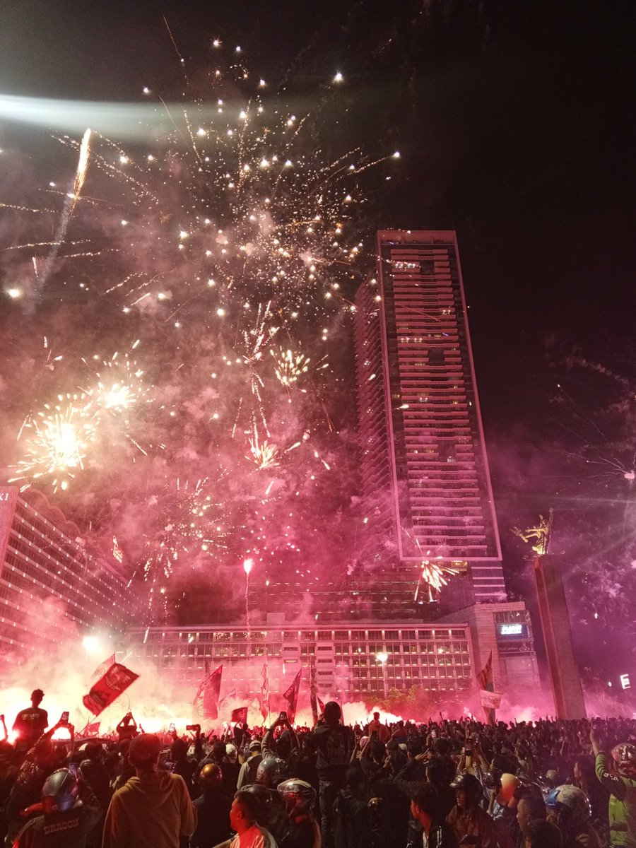 garagarabola_'s tweet photo. PECAH! 🔥

Perayaan ulang tahun ke-96 Persija Jakarta sangat meriah di Bundaran Hotel Indonesia.

Ribuan The Jakmania &amp; Persija Fans membanjiri “landmark” kota Jakarta untuk merayakan ulang tahun Macan Kemayoran.  🌟✨

Terus berprestasi, Can. 🤝

 https://t.co/CU2WCLjw8g