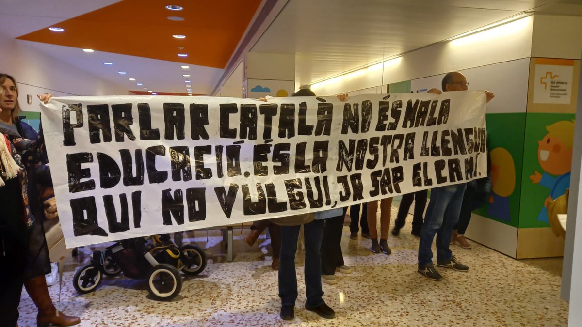 GentgranA's tweet photo. Aquesta tarda gent de l’ANC han recolçat l’acció de denuncia dels CDR per exigir al personal sanitari del CAP de Sant Andreu-el Palomar, el
dret de parlar sempre en catala i de rebre  les indicacions mèdiques  
també en català. Prou discriminacions, a Catalunya parlem català. https://t.co/tYeIo5RUhn