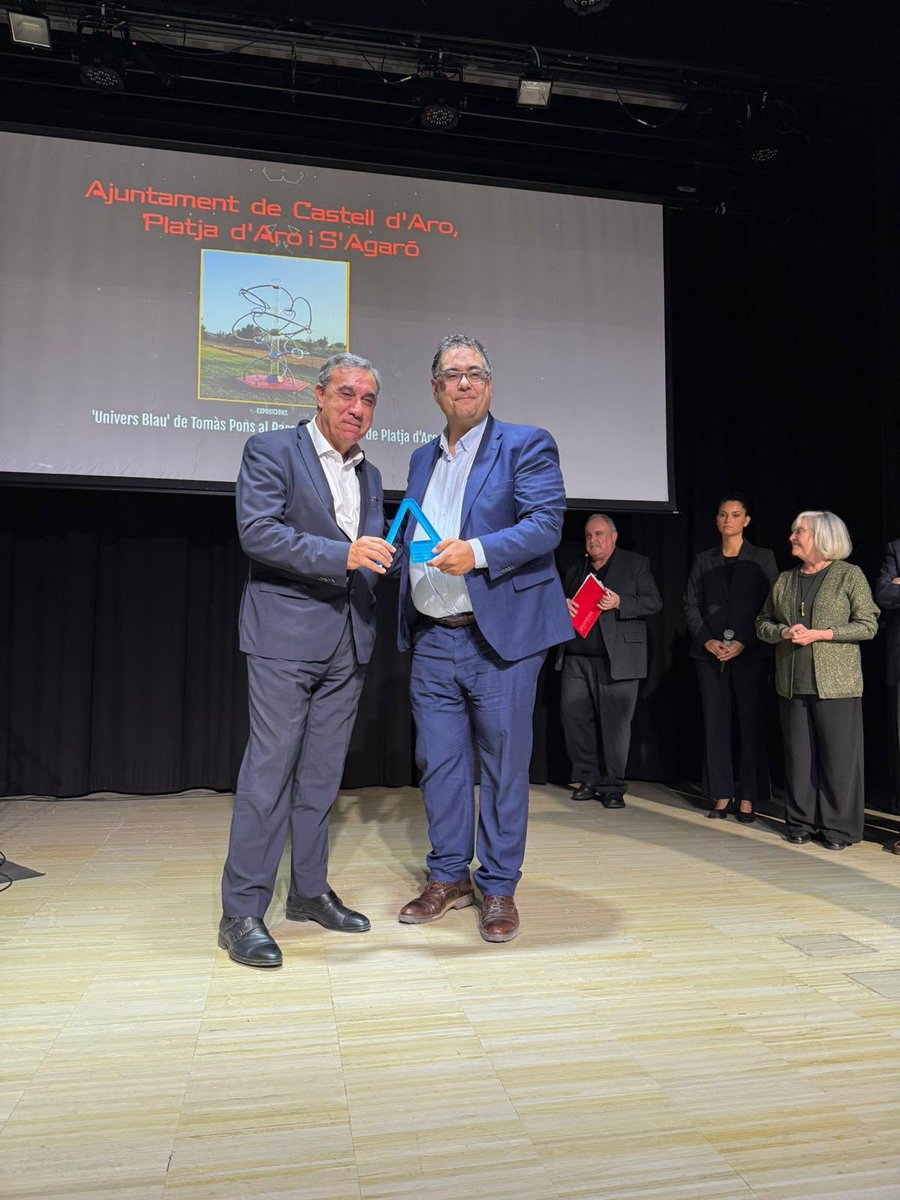 Antoni Bou president de la Fundació Atrium Artis entrega el Premi <a href="/bonartcultural/">bonart cultural</a> a Maurici Jiménez, alcalde de Castell, Platja d'Aro i s'Agaró per la seva tasca en la difusió de l’escultura pública al Parc dels Estanys, un espai que integra art i natura. <a href="/femajuntament/">Ajuntament Castell d'Aro, Platja d'Aro i S'Agaró</a>