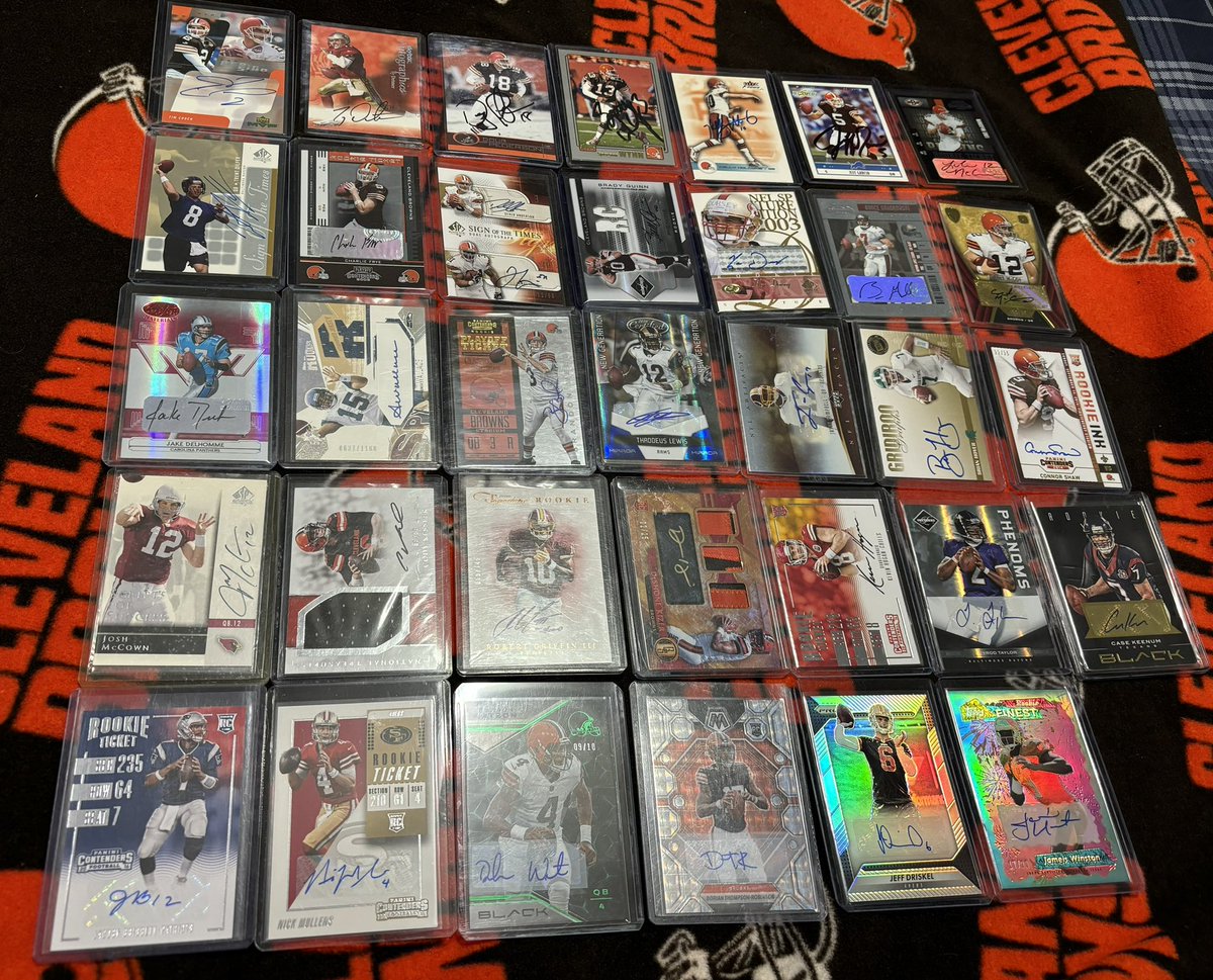 Mike24CLE's tweet photo. Over the last 6 months I’ve been slowly building a Cleveland Browns starting QB rainbow since 1999🔥. Just missing:
Baker
Manziel
PJ Walker
Flacco 
Austin Davis
If anyone has one of those autos to sell pls let me know. @CardPurchaser #thehobby https://t.co/6qyTS0mha5