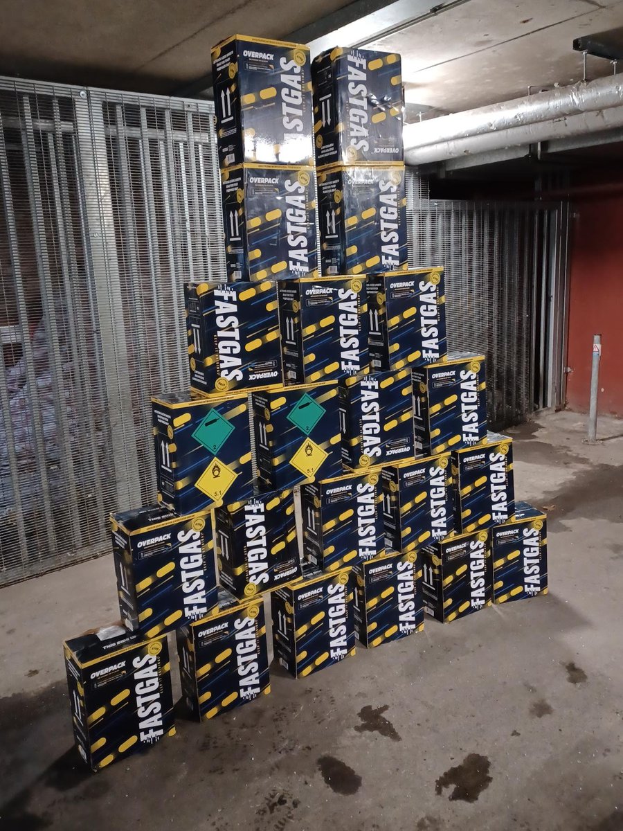 MPSTowerHam's tweet photo. #THTF Officers attend a Car Park in @WatneyMarket following intel from @TowerHamletsNow Enforcement Officers
Entry is Forced into an abandoned vehicle after a large quantity of Nitrous Oxide can be clearly seen inside
22 boxes (132 NOS Cannisters) Seized
#TowerHamletsTaskForce https://t.co/EGGwg3Fp7f