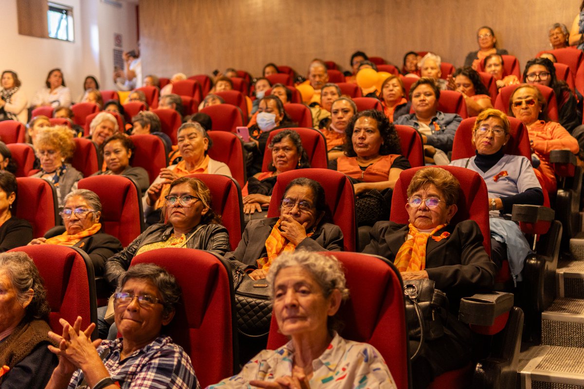 🎗️El pasado 25 de noviembre, se realizó en nuestro auditorio la charla 🎤"Violencia de género, la segunda pandemia" organizada por <a href="/DifPueCapital/">DIF Puebla Capital</a> 
🌟Nuestra directora dio la bienvenida y reafirmó el compromiso que tenemos en pro del desarrollo y bienestar de la sociedad poblana.