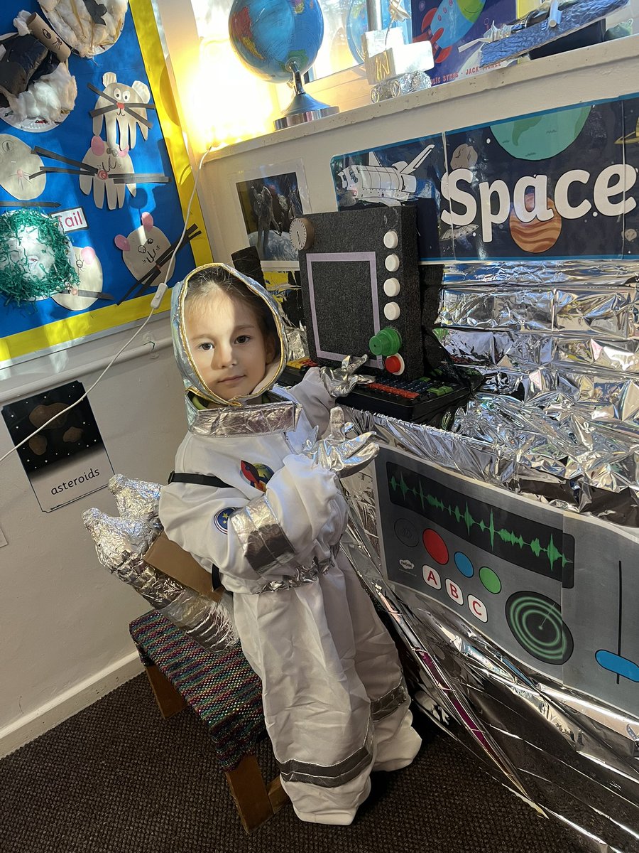 RofiyaTVI's tweet photo. Reception children are really enjoying their new topic on Sun, Moon &amp; Stars and have particularly enjoyed playing in our new role play area #SpaceStation @TVInfants @Fiona_tvi @SheilaTVI @Titi_TVI https://t.co/BhCV2j7uMJ
