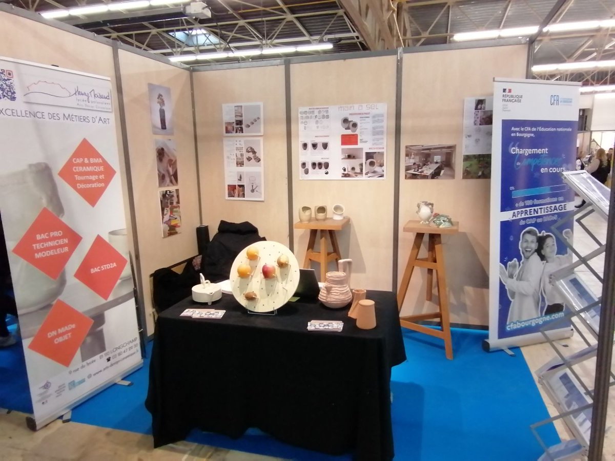 HenryMoisand's tweet photo. Salon STUDYRAMA. Les enseignants et étudiants du lycée Henry Moisand étaient présents à Dijon pour vous présenter notre DNMADe Objet Conception et Innovation Céramique. Ils seront présents le 30 novembre à Besançon et le 07 décembre à Belfort. #orientation #parcoursup #dnmade https://t.co/gdqSG303Dk