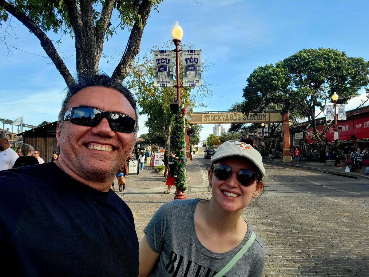 Enjoying the great DFW weather with my friend @_sarahyo https://t.co/FrsFVo9a8B