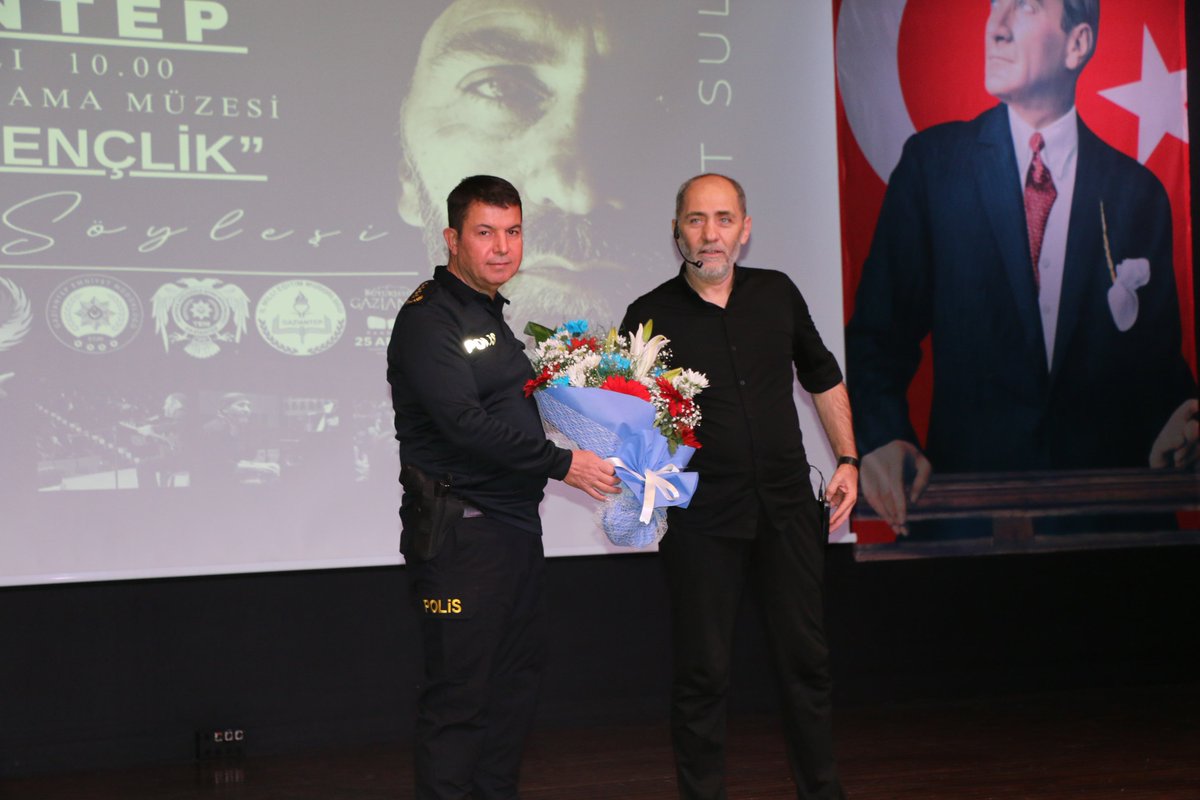 gazianteppolis's tweet photo. Polis Başmüfettişi 1. Sınıf Emniyet Müdürü Sayın Ahmet SULA, Terörle Mücadele Şube Müdürlüğümüzün organize ettiği “Şuurlu Gençlik" söyleşisinde gençlerle bir araya geldi. 

#GaziantepEmniyet https://t.co/BUT3Rreeta
