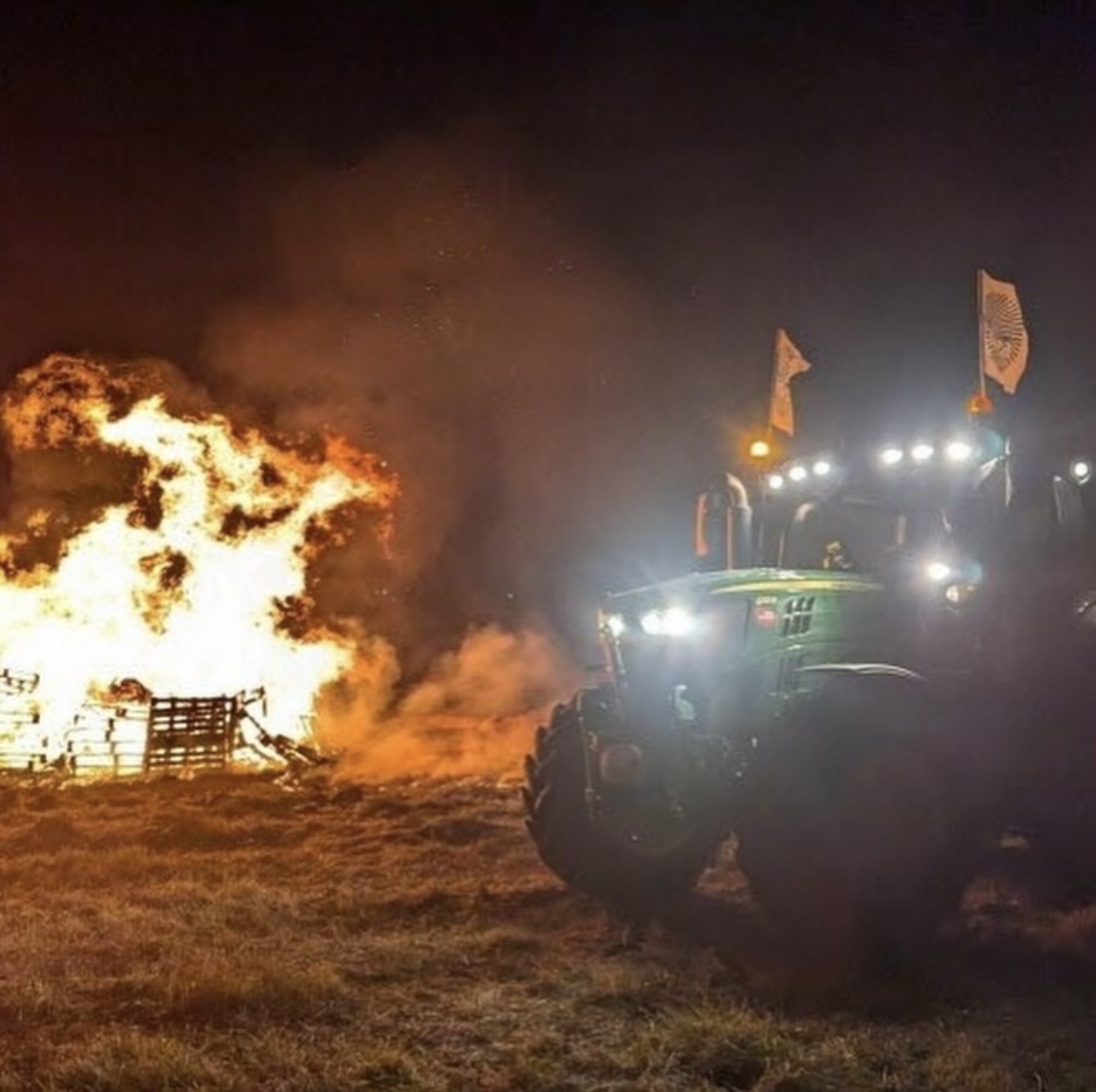 Jeunes Agriculteurs (@jeunesagri) on Twitter photo 🚜📢 Les <a href="/JACotedOr/">JA Côte d’Or</a> et <a href="/FDSEA21/">FDSEA de Côte d'Or</a> en action 🚩 Mobilisation hier à Montbard en Côte-d’Or devant l’OFB (Office français de la Biodiversité). Environ 40 tracteurs et 250 agriculteurs réunis.
🗣️ « Stop aux excès de contrôles ! Les acomptes PAC pour tous, maintenant ! » 🚜📢 Les <a href="/JACotedOr/">JA Côte d’Or</a> et <a href="/FDSEA21/">FDSEA de Côte d'Or</a> en action 🚩 Mobilisation hier à Montbard en Côte-d’Or devant l’OFB (Office français de la Biodiversité). Environ 40 tracteurs et 250 agriculteurs réunis.
🗣️ « Stop aux excès de contrôles ! Les acomptes PAC pour tous, maintenant ! »