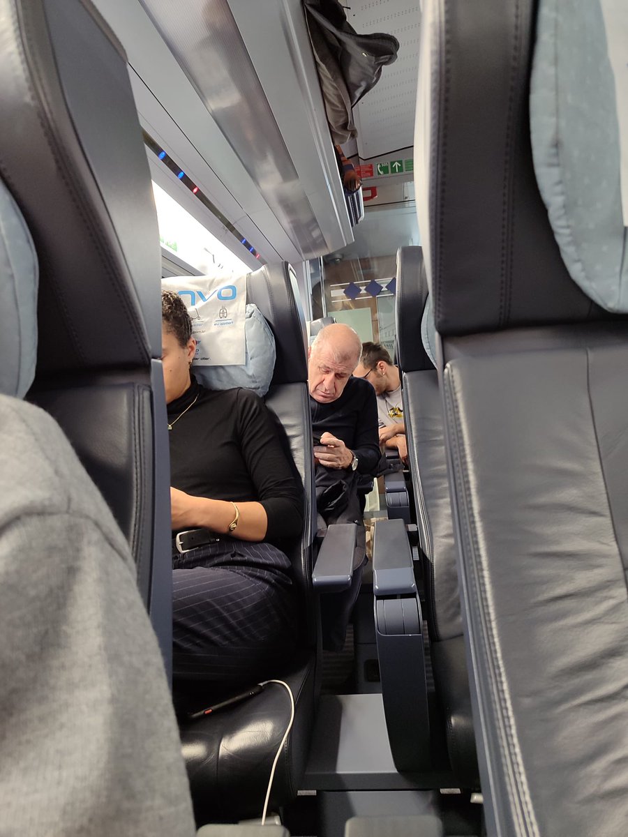 Bir sosyal medya kullanıcısı paylaştı:

“Ankara’dan İstanbul’a giden yüksek hızlı trendeydim, trene binerken bir baktım Ümit Özdağ. 

Bu kadar düşmanı olan bir siyasetçi koruma ordusuyla dolaşır diye düşünüyordum. Şaşırdım açıkçası.”