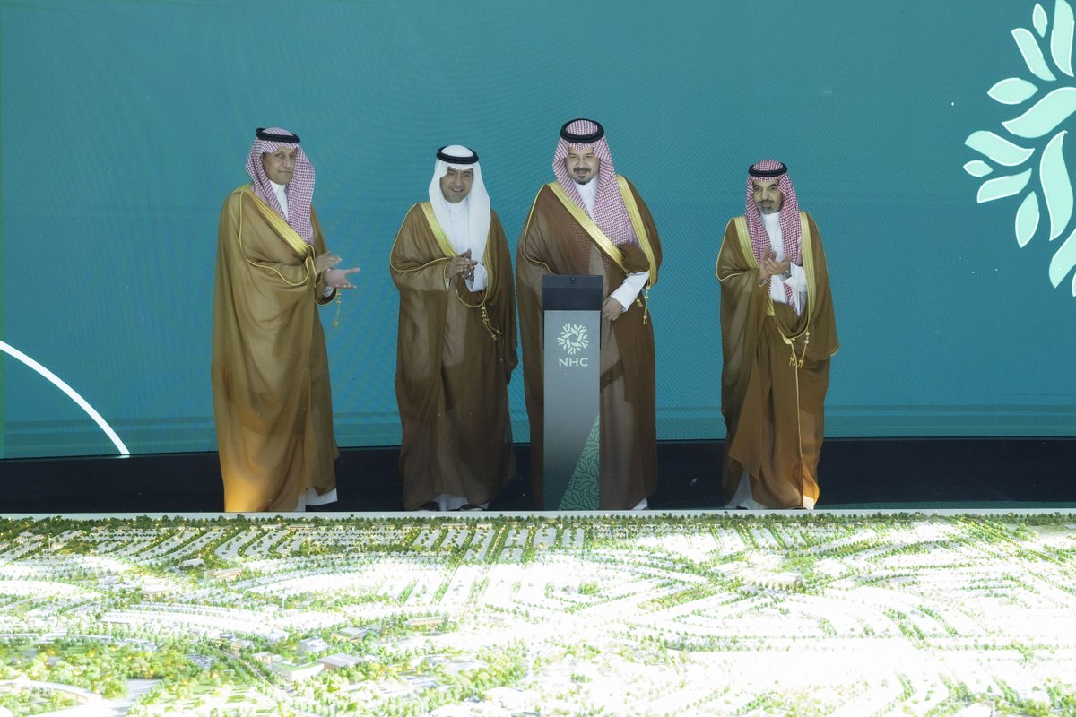 Mohammad_Albuty's tweet photo. وجهة ليست كأي وجهة؛ فيها تطيب الحياة.. 
اليوم في بقعةٍ طاهرة، وبرعاية كريمة من سمو أمير المدينة المنورة، وبحضور معالي وزير البلديات والإسكان ومعالي أمين منطقة المدينة المنورة.
 نسعد في #NHC بتدشين "وجهة #الغروب" في المدينة المنورة، مدينة التاريخ والإرث العريق. https://t.co/nBWDe5jNMU