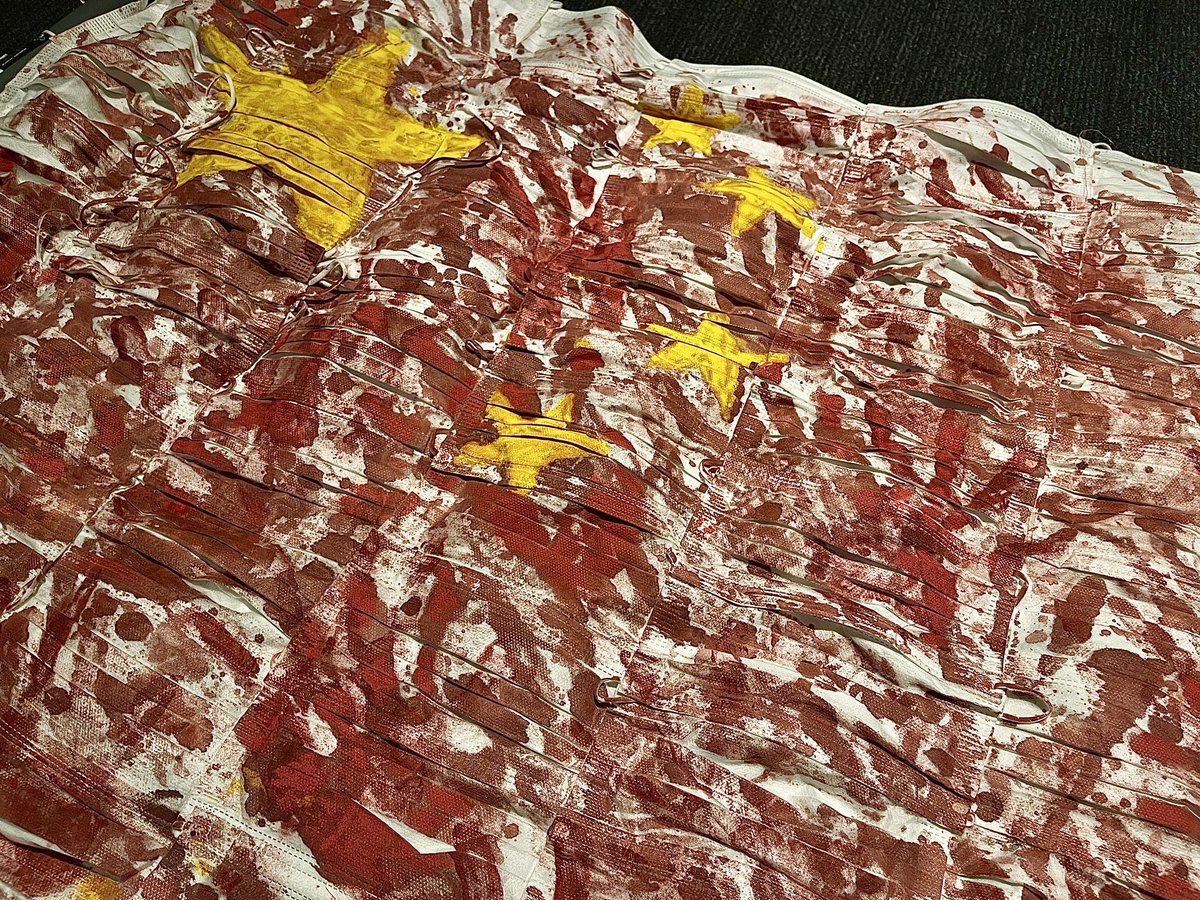 Bigsisters_act's tweet photo. THE BLOOD RED CHRONICLE
血红编年史

150 * 90 cm

我用两百个口罩缝制成了一面中国国旗。这些口罩代表着疫情间每一个日夜，口罩上的血色手印和血迹代表这些年里活着的、死去的、不死不活的人的血和泪。

我把痛苦人们的所有血泪缝在一起，这些血泪染就了中国的底色，也锻铸了中国独有的血红编年史。 https://t.co/EFtG3NUCdF