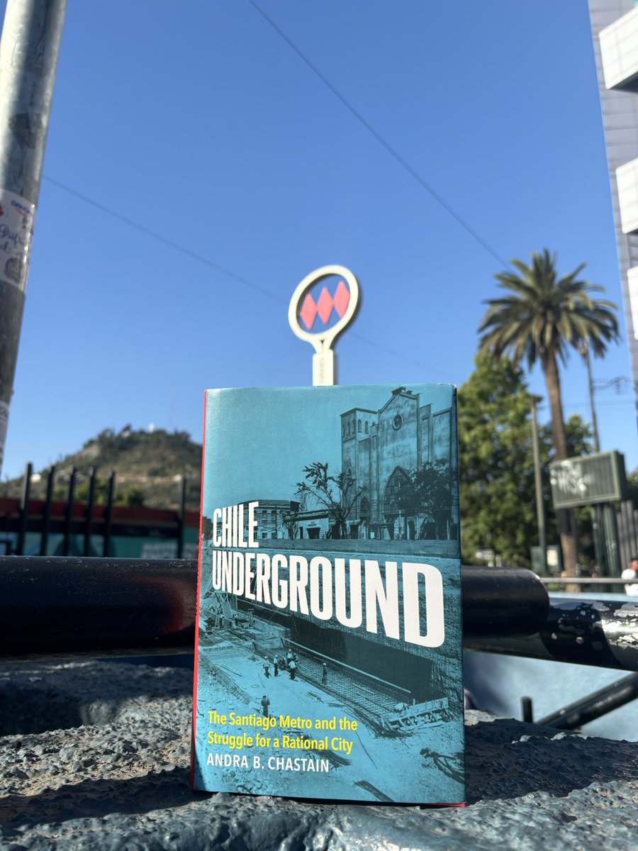 Esta semana hemos estado celebrando el nuevo libro de <a href="/ABChastain/">Andra Chastain</a> “Chile Underground: The Santiago Metro and the Struggle for a Rational City” y hasta le hicimos una sesión de fotos ad hoc 🩷