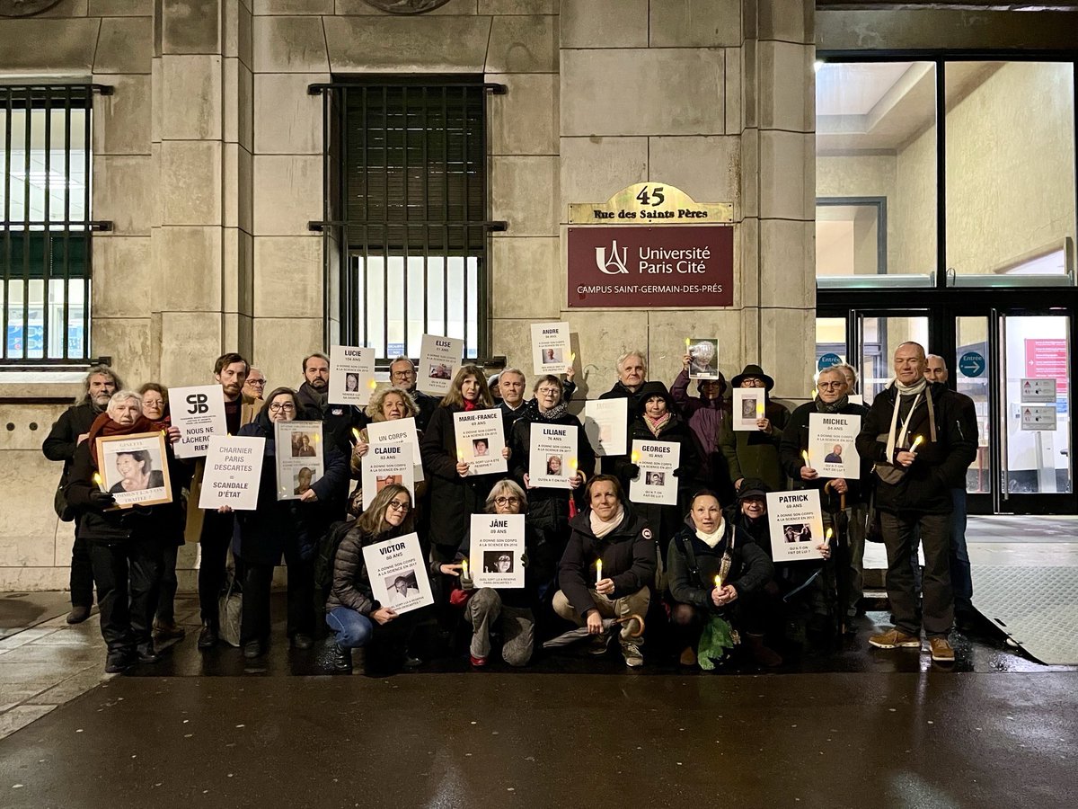 JouanAnne1's tweet photo. Le 27 novembre 2019, ⁦@LEXPRESS⁩ révélait l’affaire du charnier de l’université Paris Descartes.
Ce soir, cinq ans plus tard, les familles des donneurs se sont réunies devant le centre. L’instruction judiciaire est toujours en cours… https://t.co/CmjG8VI0lJ