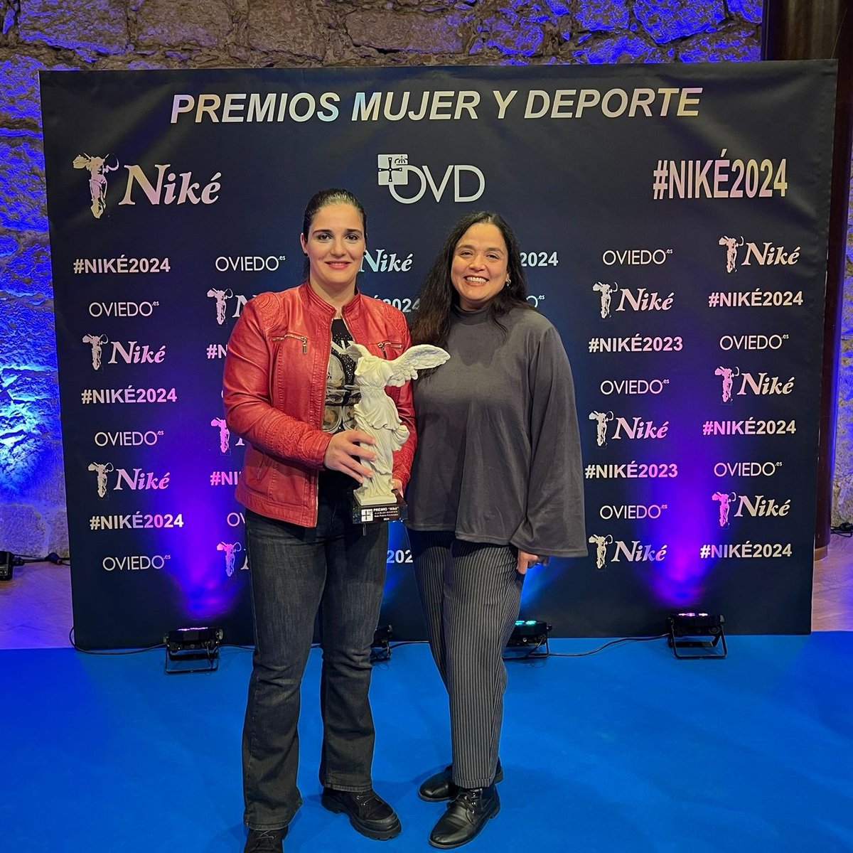Nuestra exjugadora <a href="/AidaPalicio/">Aida Palicio</a> ha recogido esta tarde el Premio Niké a la mujer deportista del año 2024 que le ha concedido el <a href="/aytoviedo/">@aytoviedo</a> ¡Enhorabuena! #lobas #CreoEnOviedo #yocreOBF