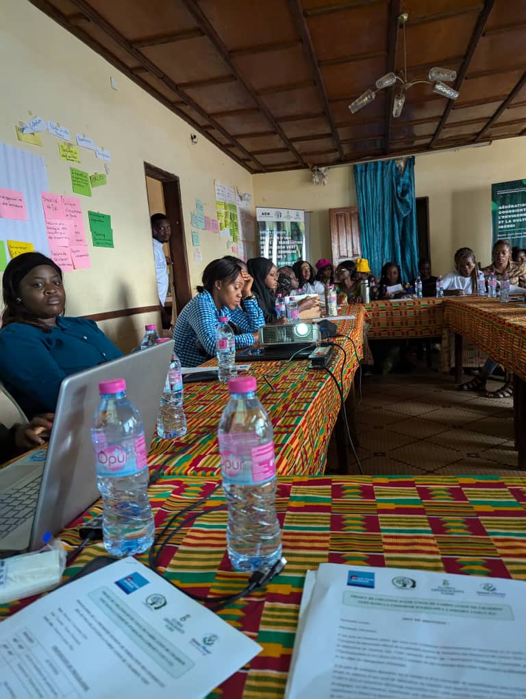🌿 Mercredi, 13/11/2024, nous avons lancé la formation pour femmes et jeunes filles sur la fabrication du charbon vert avec une session introductive passionnante ! 🌱✨ 

#CharbonVert #CUFCV_E2 #Autonomisation #DéveloppementDurable #ActionClimatique #Santé #JeunesFilles #Femmes