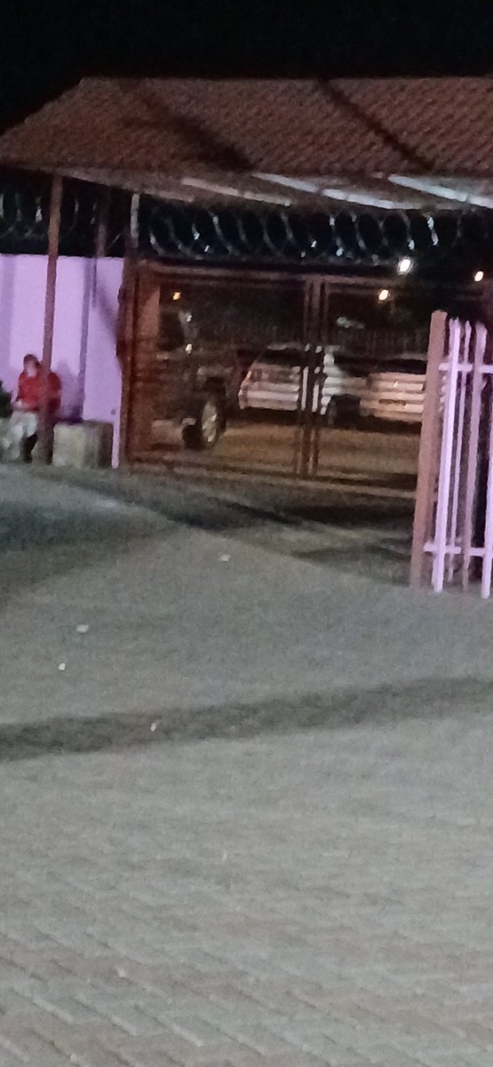 RootzMt's tweet photo. It's 21h21, at ZMPS, the election officer order the gate to be closed. Nobody allowed to come in to exercise their #Namibiavotes2024 #Namibiadecides2024 https://t.co/FcBH41PxjG