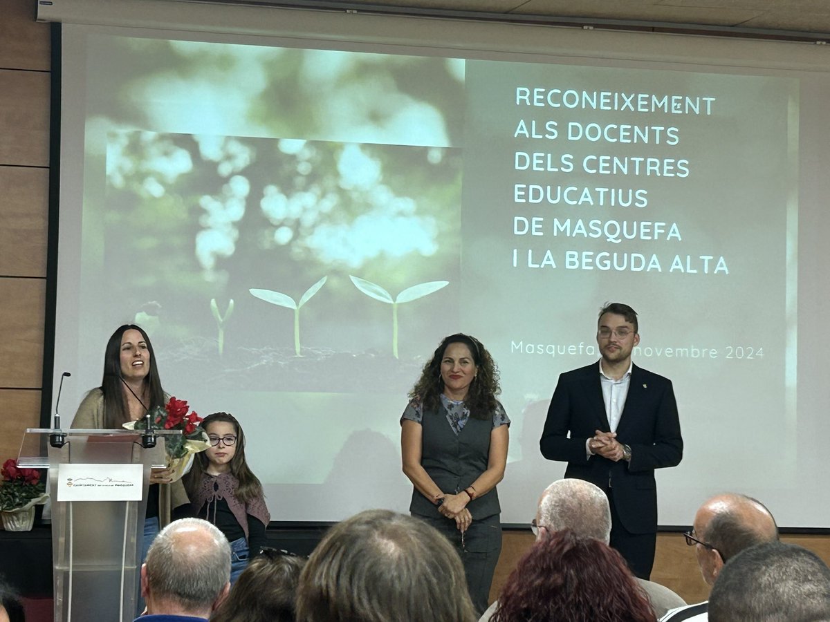 Esc Font del Roure tweet media