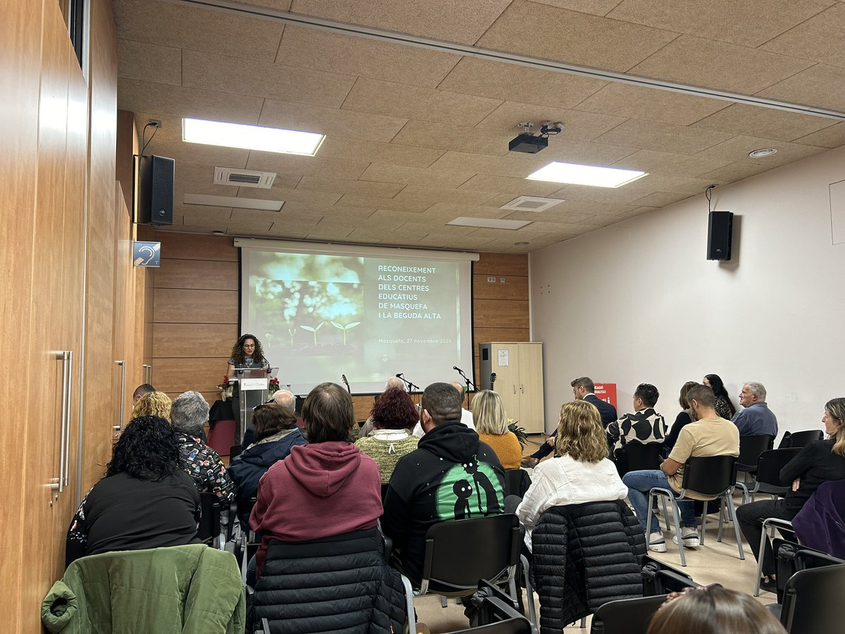 Esc Font del Roure tweet media