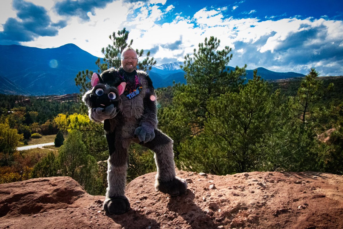 I actually always try and get a couple ruining the magic pictures/poses when I do a shoot…there IS a person inside that giant fuzzy critter, after all! Plus I just like those kind of pics. 🤪

📸: <a href="/Pengo_the_otter/">Pengo 💚🖤💛 🔞</a>
✂️: @SparkleKreation
🏔️: Garden of the Gods, Colorado Springs, CO