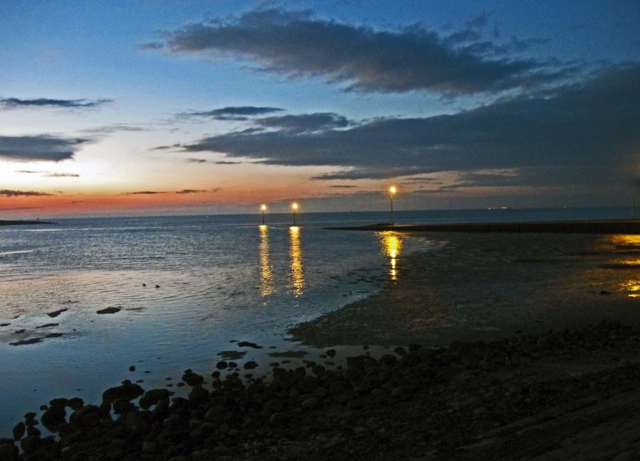 LachlanMain's tweet photo. KNOTT END 2015.
Lights along the ferry slipway.
#KnottEnd #KnottEndFerry #evening #RiverWyre #landscapephotography https://t.co/dhMEnrjRuT