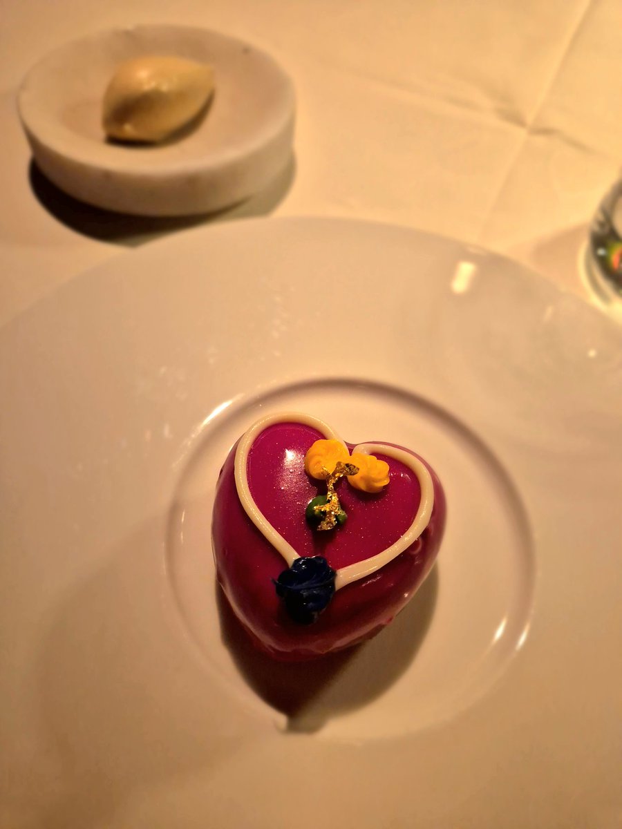 monika_cro's tweet image. ✨ Doživljaj fine dininga u Michelinovom restoranu Dubravkin put! ✨ 

Danas sam uživala u pravom gastro putovanju kroz tradicionalne zagrebačke okuse s modernim twistom.

#DubravkinPut #FineDining #MichelinExperience #GastroDoživljaj