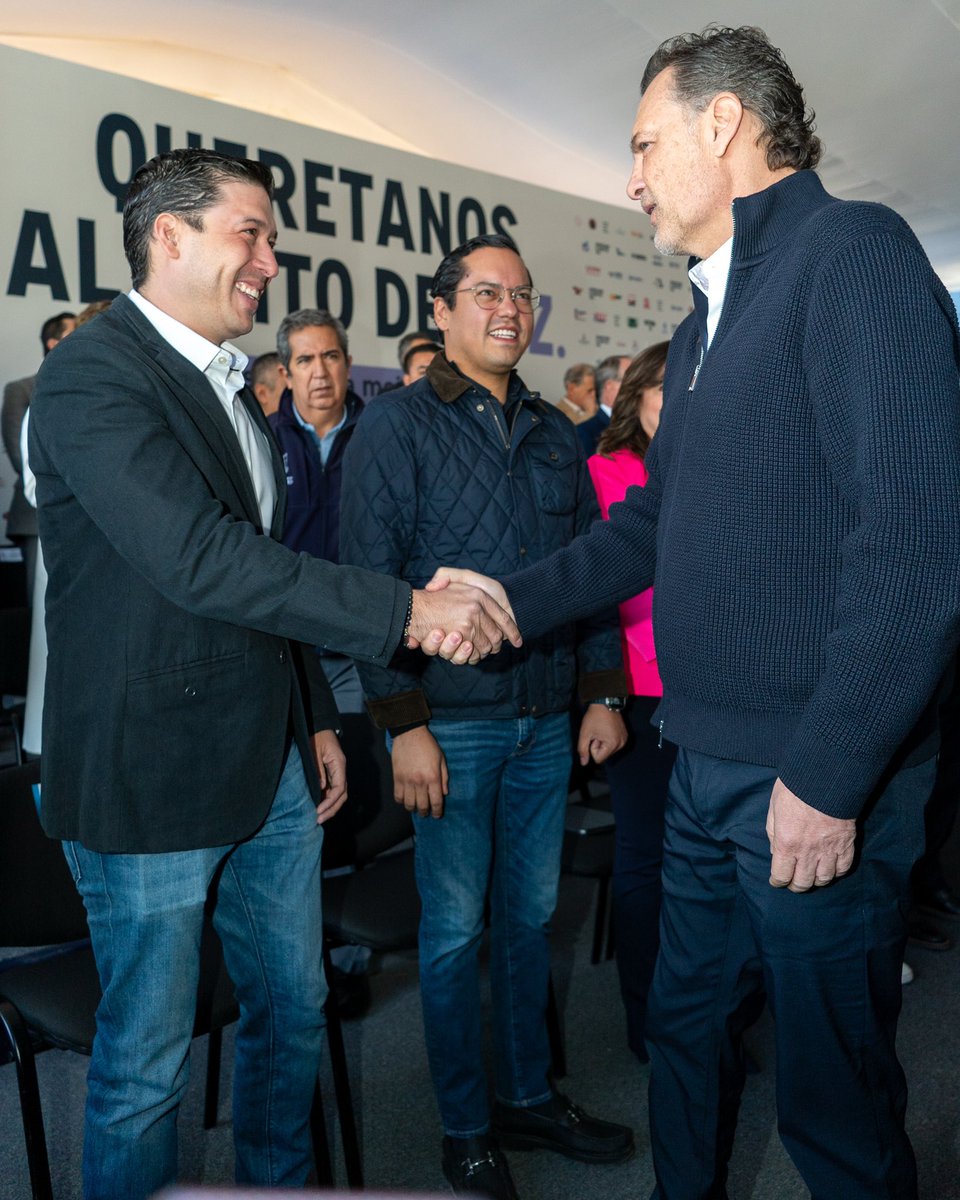 RodMonsalvoC's tweet photo. ¡Todo #Querétaro va unido!🫱🏻‍🫲🏼

Hoy acompañé a nuestro Gobernador @makugo en su encuentro con la sociedad civil, para colaborar en el esfuerzo conjunto "Queretanos al grito de paz", con acciones concretas para mantener seguros a #ElMarqués y a nuestro estado.

#ContigoMásFuertes https://t.co/4DT4sRE2Xl