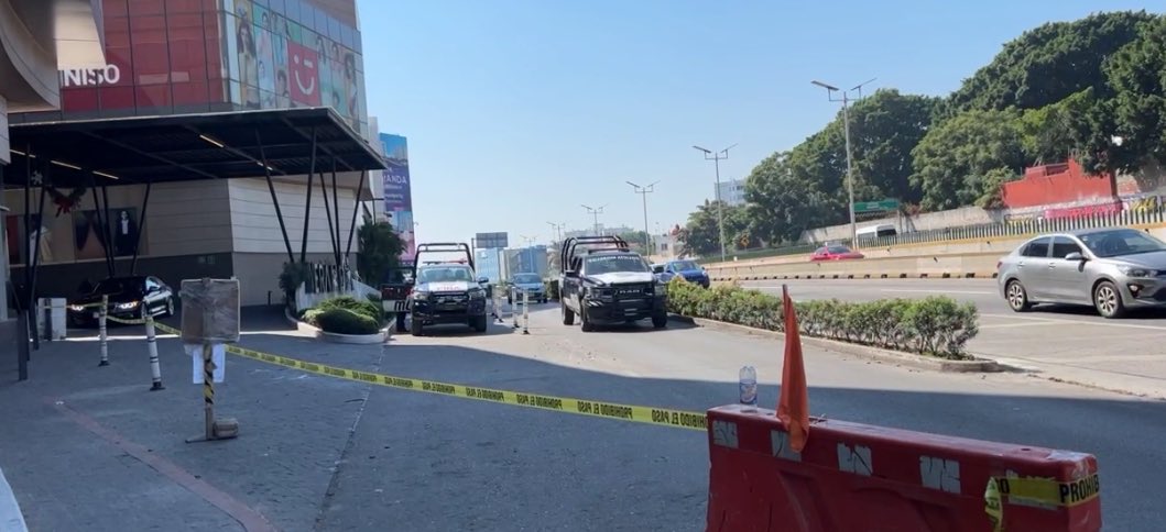 DiariodeMorelos's tweet photo. MUJER ES PRIVADA DE SU LIBERTAD Y DESPOJADA DE MILLONES DE PESOS EN CUERNAVACA

Hace unos minutos, una fuerte movilización policiaca se registró en Avenida Plan de Ayala, en Cuernavaca. Según primeros reportes, una mujer habría sido privada de su libertad en la colonia Teopanzolco.
Posteriormente, la víctima fue localizada en el estacionamiento de la plaza comercial Averanda, donde indicó que fue despojada de cuatro millones de pesos. 
Información en proceso