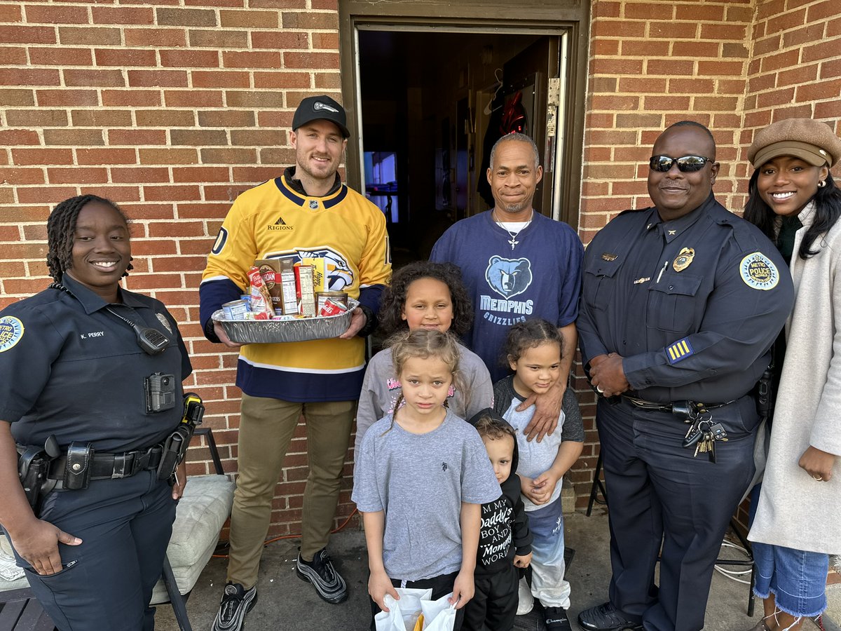 NashvilleMDHA's tweet photo. We are overflowing with gratitude for the @MNPDNashville officers &amp; @PredsNHL players who took time between games and practices this busy holiday season to deliver Thanksgiving meals to #MDHA families at Cheatham Place, Cumberland View, Napier Place and Sudekum Apartments! https://t.co/n6bzHQlDnc