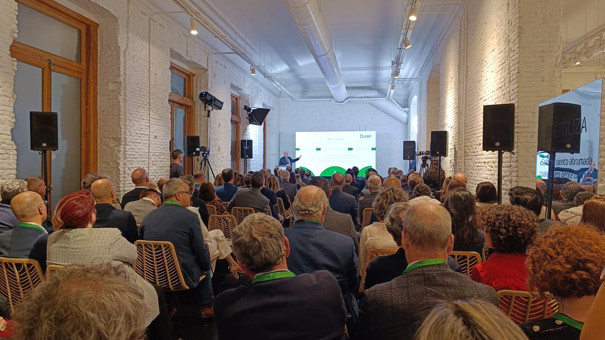 Hoy asistimos a EMPACK (IFEMA) donde visitamos asociados como #Indesla y #NAECO y colaboradores como #ITENE. Cerramos el día en el I Foro de transformadores de plásticos organizado por #ANAIP. 23 empresas reciben el reconocimiento Industria Sostenible. avep.es