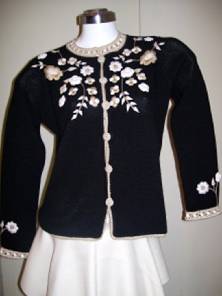 Extravagante bestickte #Jacke aus #Alpakawolle. 
Silberne aufwendige Stickereien machen diese elegante Jacke zu etwas ganz Besonderem. 🙂
Genießen Sie den Luxus der kostbaren Alpakawolle, eine der edelsten Wollarten der Welt. 
#fairtrade  Produkt aus #Peru perushop24.com/extravagant-be…